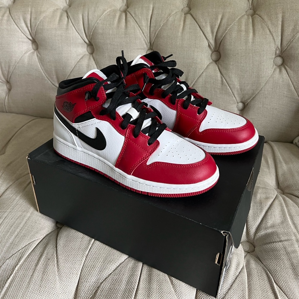 Air Jordan 1 Mid GS 'Chicago' size 6.5Y